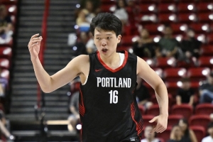 队友认可!克林根:杨瀚森首秀很棒 他攻防都出色&极具场上影响力