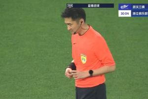 主裁判都笑了VAR介入超7分钟，最终认定浙江进球有效